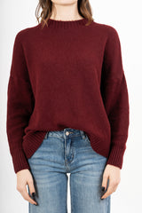 modella indossando Maglia girocollo morbida a spalla scesa in filato caldo colore BORDEAUX Unica