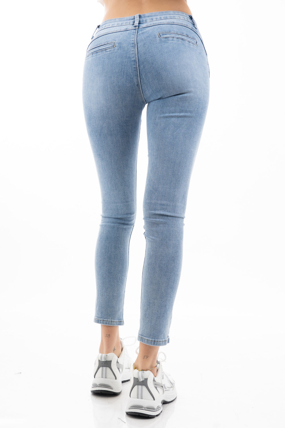 modella indossando Jeans slim fit in denim elasticizzato con tasche a filetto colore