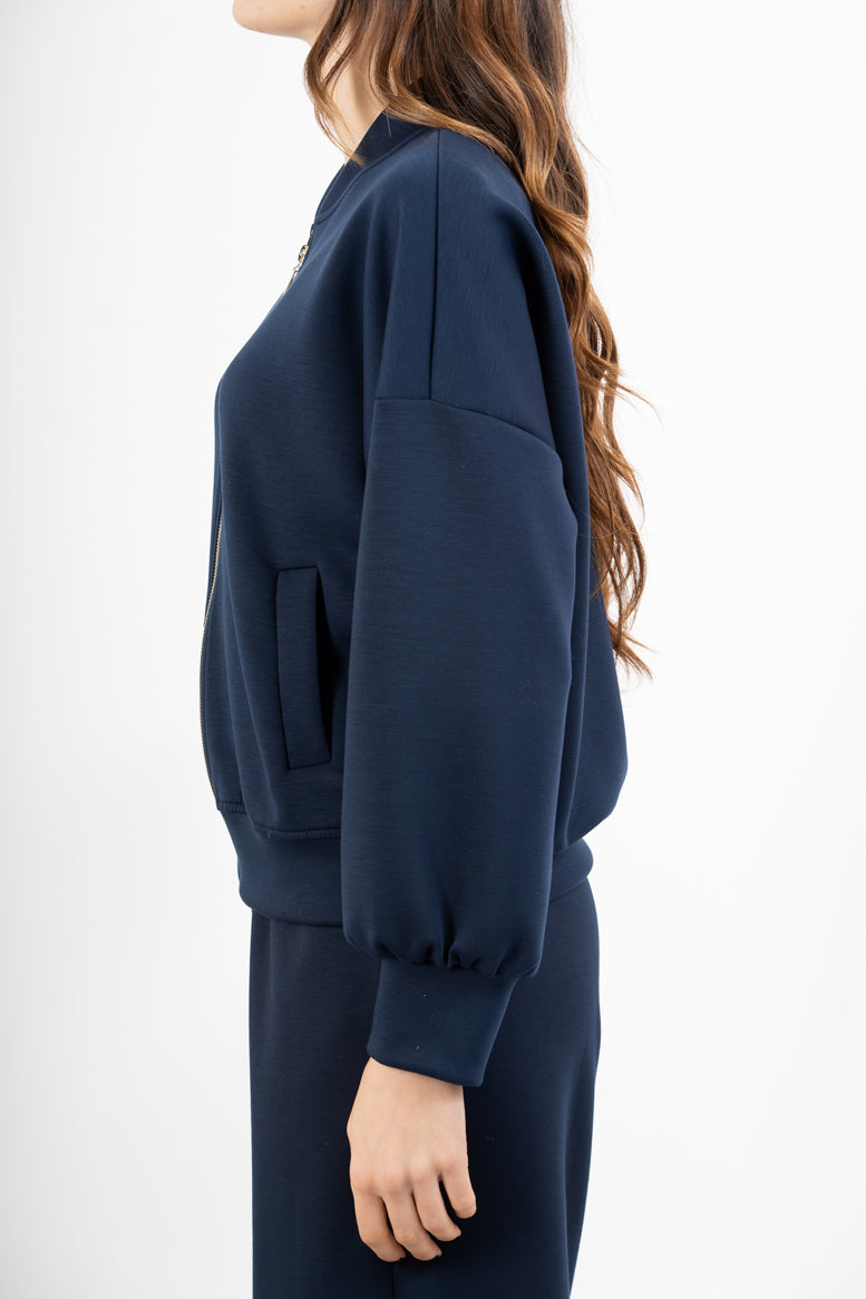 modella indossando Giacca in felpa misto viscosa con zip e manica ampia colore