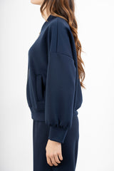 modella indossando Giacca in felpa misto viscosa con zip e manica ampia colore