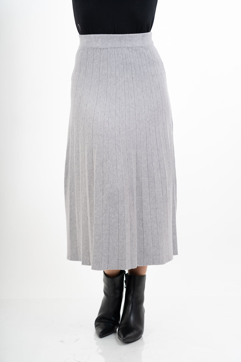 modella indossando Gonna Soft Pleat in maglia plissé colore