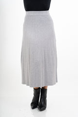 modella indossando Gonna Soft Pleat in maglia plissé colore