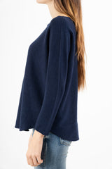 modella indossando Maglia over collo a barchetta con orlo stondato in viscosa colore