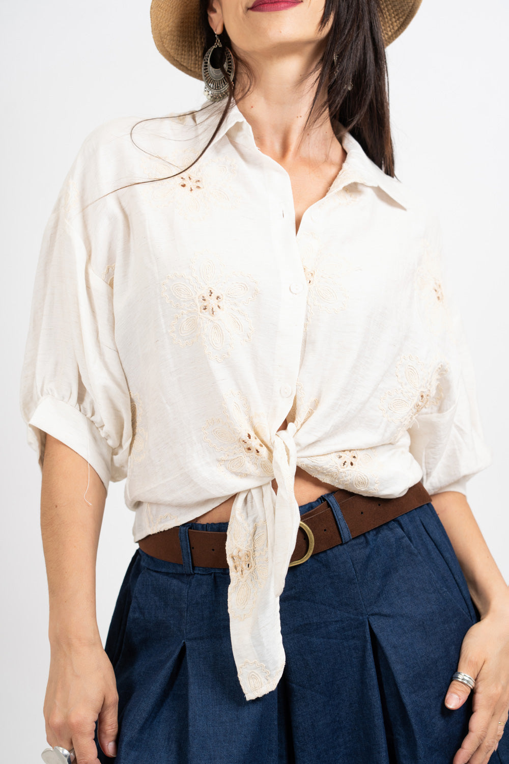 Camicia ampia con ricami floreali e nodo.