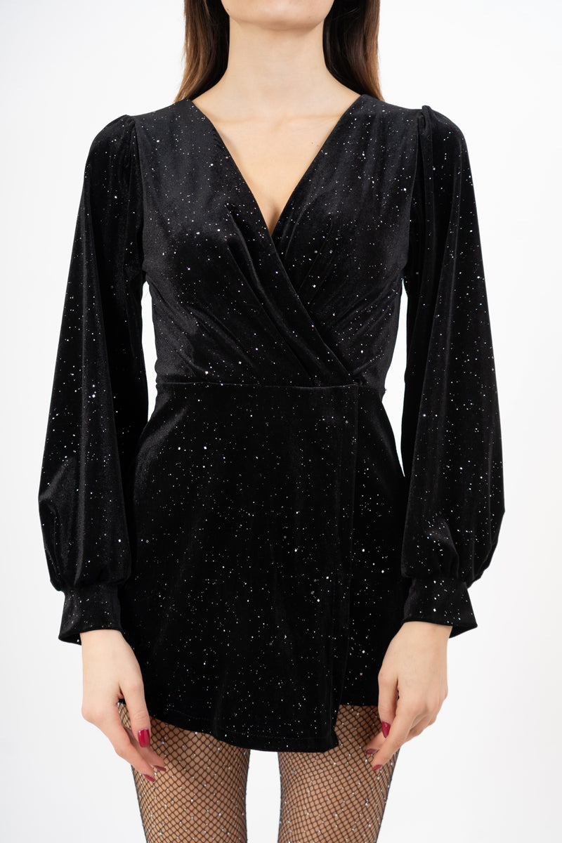 modella indossando Tutina velluto elasticizzato con punti luce e minigonna incrociata colore