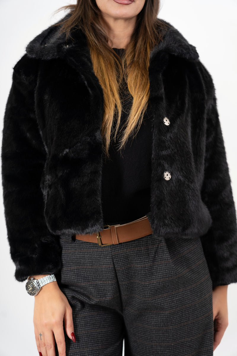 modella indossando Giacchetto ecopelliccia corto con bottoni interni colore Nero Unica