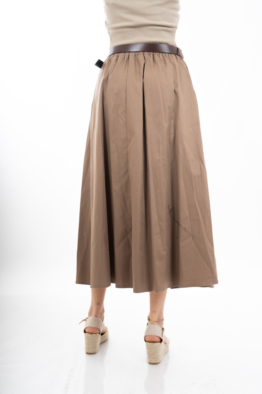 modella indossando Gonna midi con baschina e pieghe in cotone elasticizzato con cintura colore