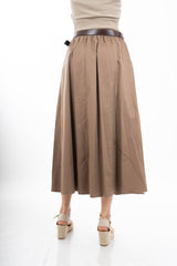 modella indossando Gonna midi con baschina e pieghe in cotone elasticizzato con cintura colore