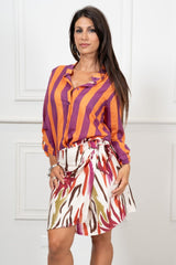 modella indossando Camicia Collo Coreana in Tencel a Righe Multicolor colore
