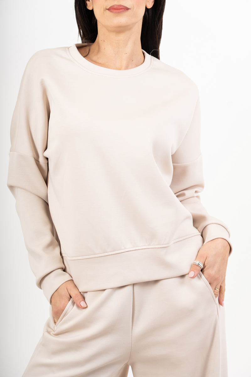 modella indossando Felpa girocollo in misto viscosa con spacchi laterali colore Beige Unica