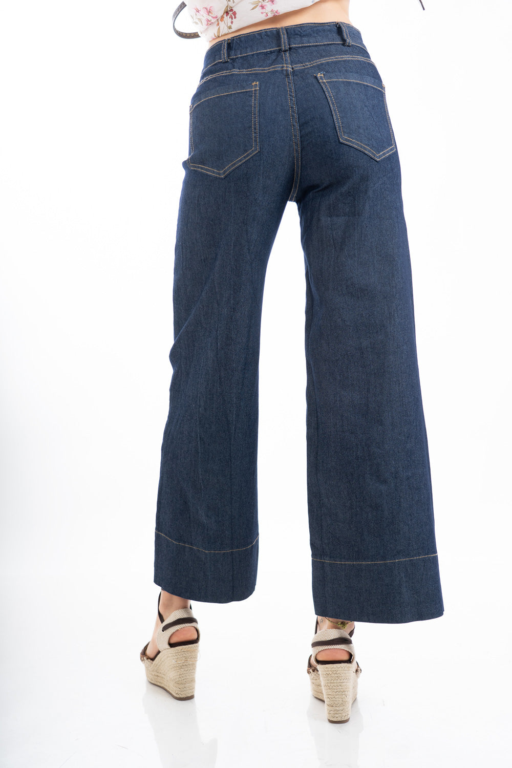 modella indossando Jeans a palazzo in denim leggero elasticizzato con cuciture frontali colore