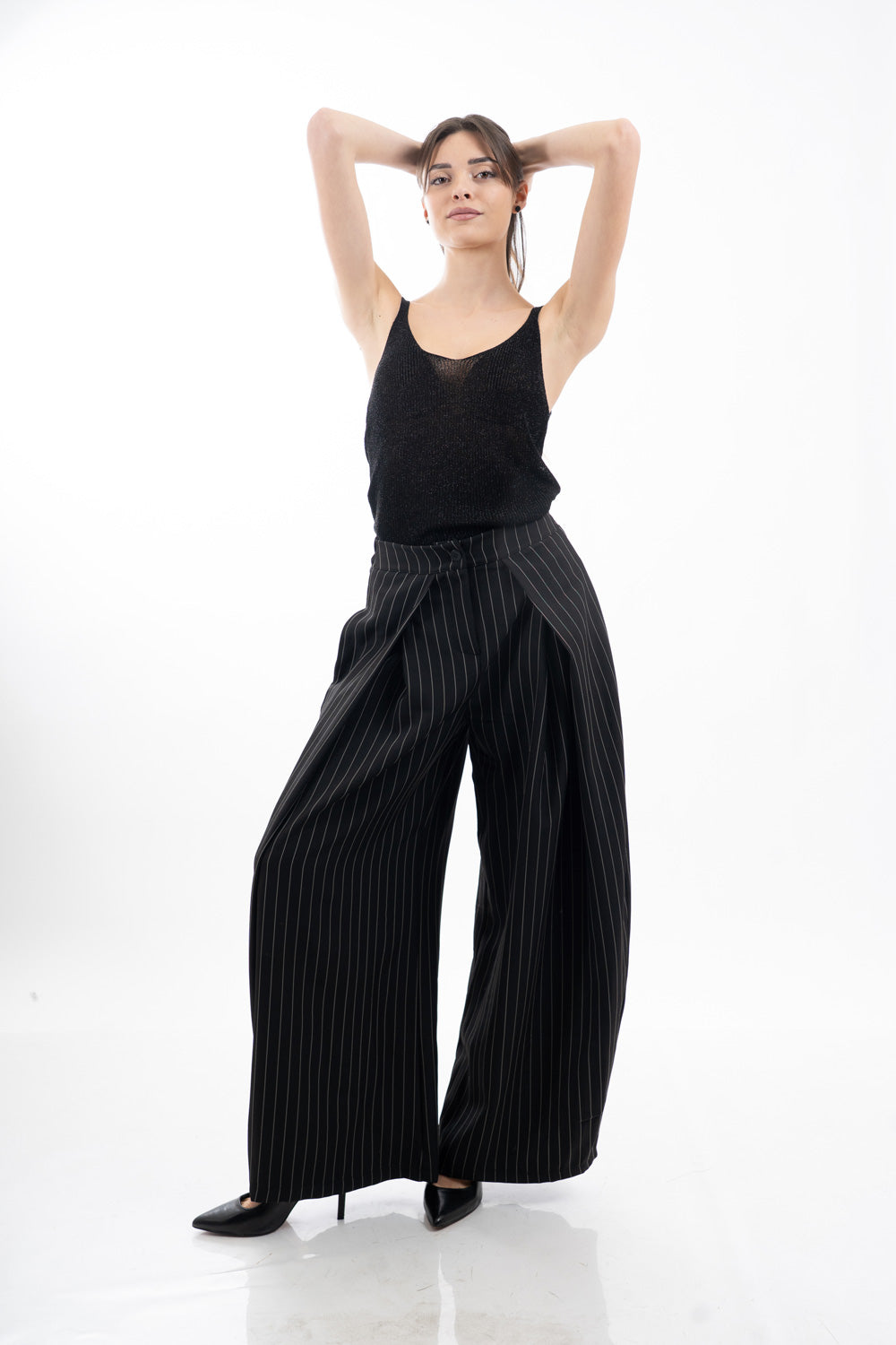 modella indossando Pantalone palazzo gessato a portafoglio con pinces colore