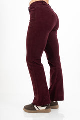 modella indossando Pantalone a Coste a Zampa in Cotone – Bordeaux colore