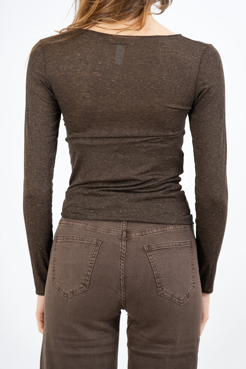 modella indossando Maglia basic girocollo in viscosa elasticizzata con filo laminato colore