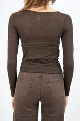 modella indossando Maglia basic girocollo in viscosa elasticizzata con filo laminato colore