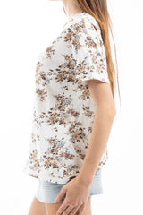 modella indossando T-shirt in cotone elasticizzato con stampa floreale e vestibilità morbida colore