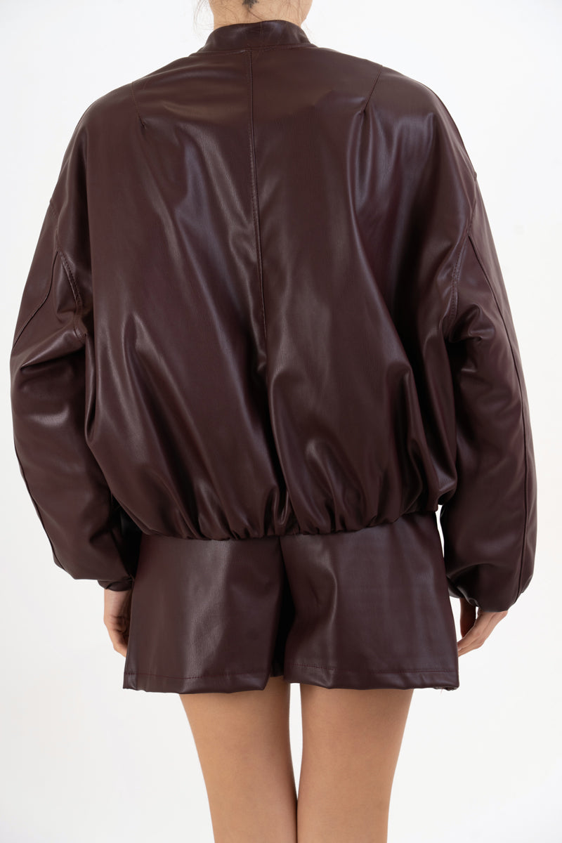 modella indossando Bomber SoftLeather in ecopelle imbottito colore