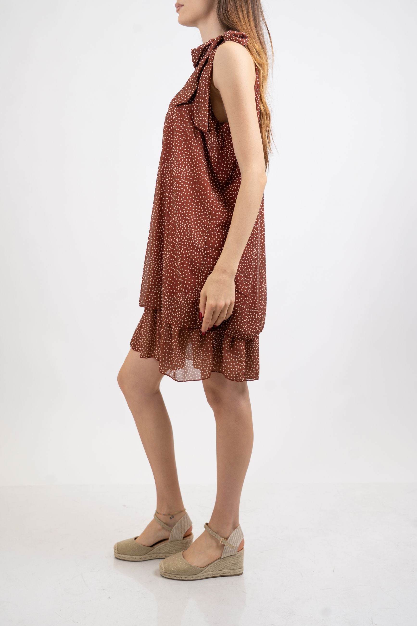Abito pois con scollo all’americana e balze.