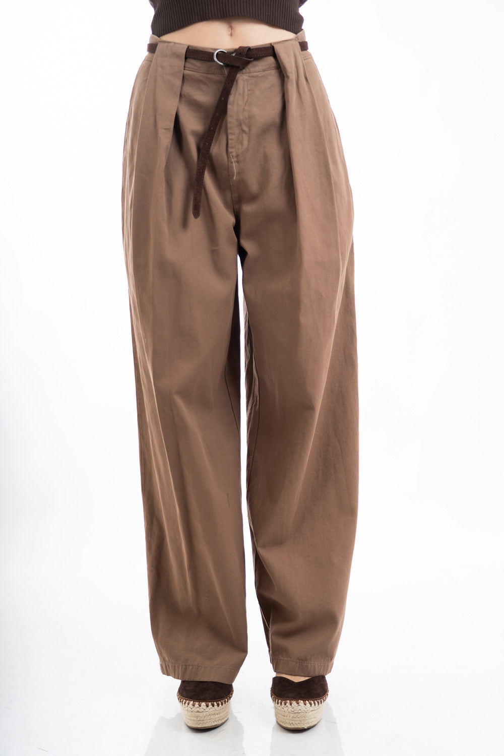 modella indossando Pantalone palazzo in cotone con pinces strutturate e cintura colore Cuoio