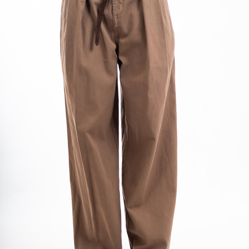 modella indossando Pantalone palazzo in cotone con pinces strutturate e cintura colore Cuoio