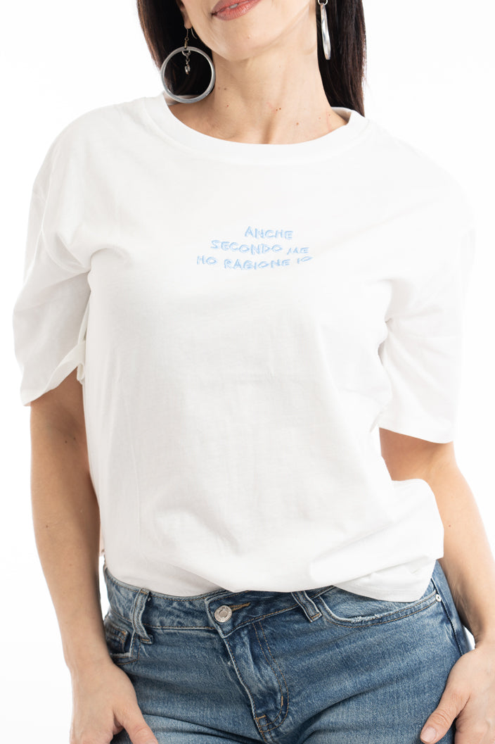 modella indossando T-shirt scritta “Anche secondo me ho ragione io” colore Bianco-celeste Unica