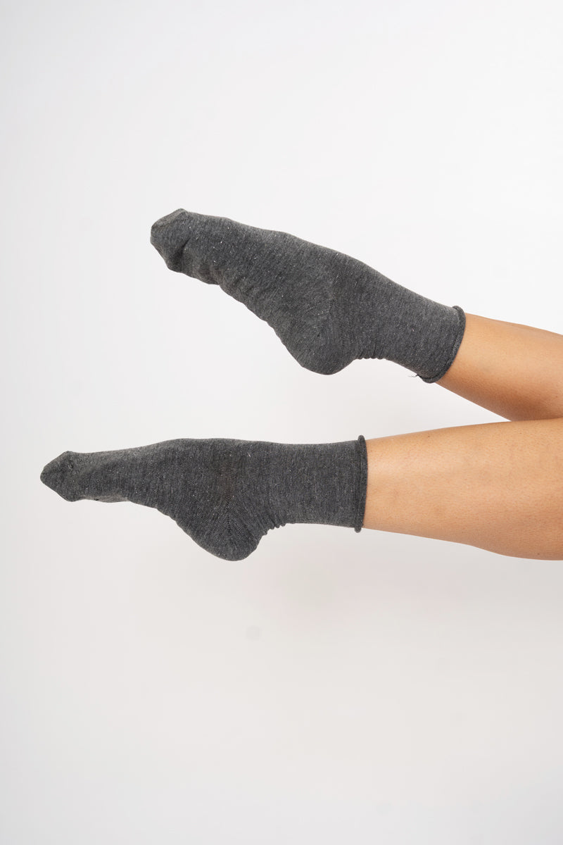 modella indossando Calzini donna in viscosa con lurex Pezzini Prestige colore Grigio chiaro Unica