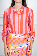 modella indossando Camicia Collo Coreana in Tencel a Righe Multicolor colore