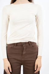 modella indossando Maglia basic girocollo in viscosa elasticizzata con filo laminato colore Beige Unica