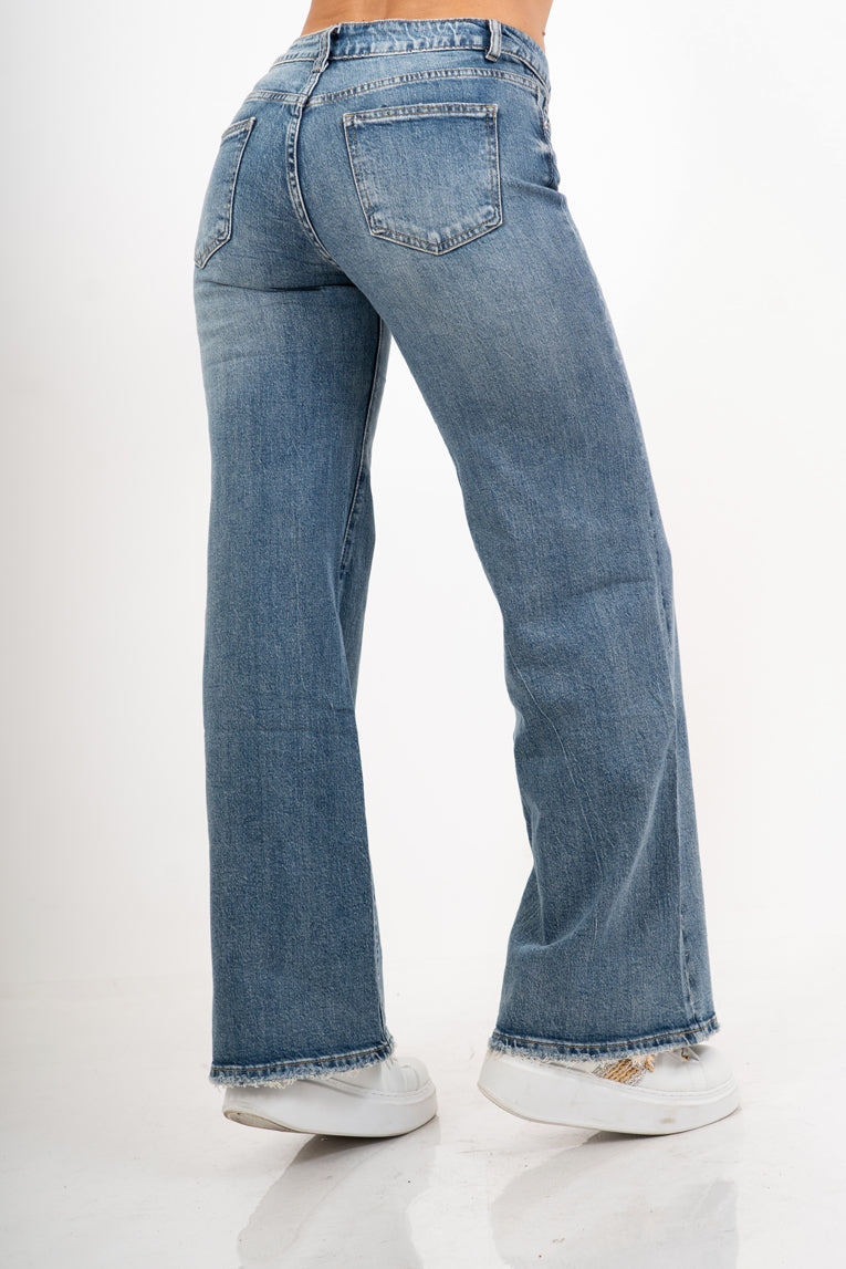 modella indossando Jeans straight leg in denim morbido con fondo used colore