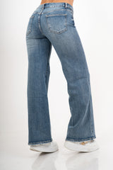 modella indossando Jeans straight leg in denim morbido con fondo used colore
