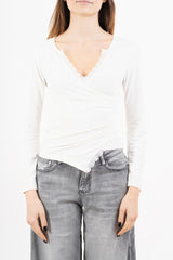 modella indossando Maglia incrociata in maglina con pizzo colore PANNA Unica