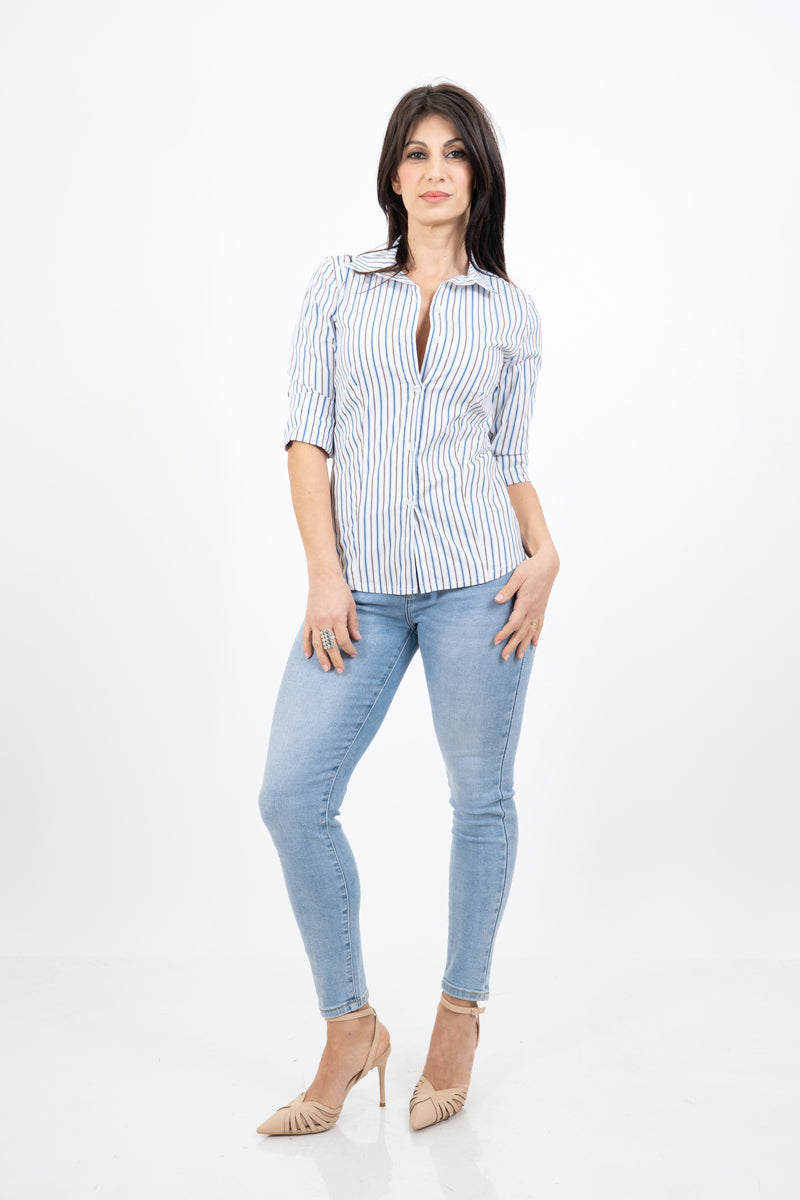 modella indossando Camicia rigata avvitata in cotone – bianco colore