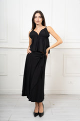 modella indossando Gonna Lunga Pareo in Viscosa Made in Italy colore Nero Unica