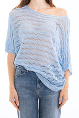 modella indossando Maglia traforata pipistrello a manica al gomito Made in Italy colore Celeste Unica