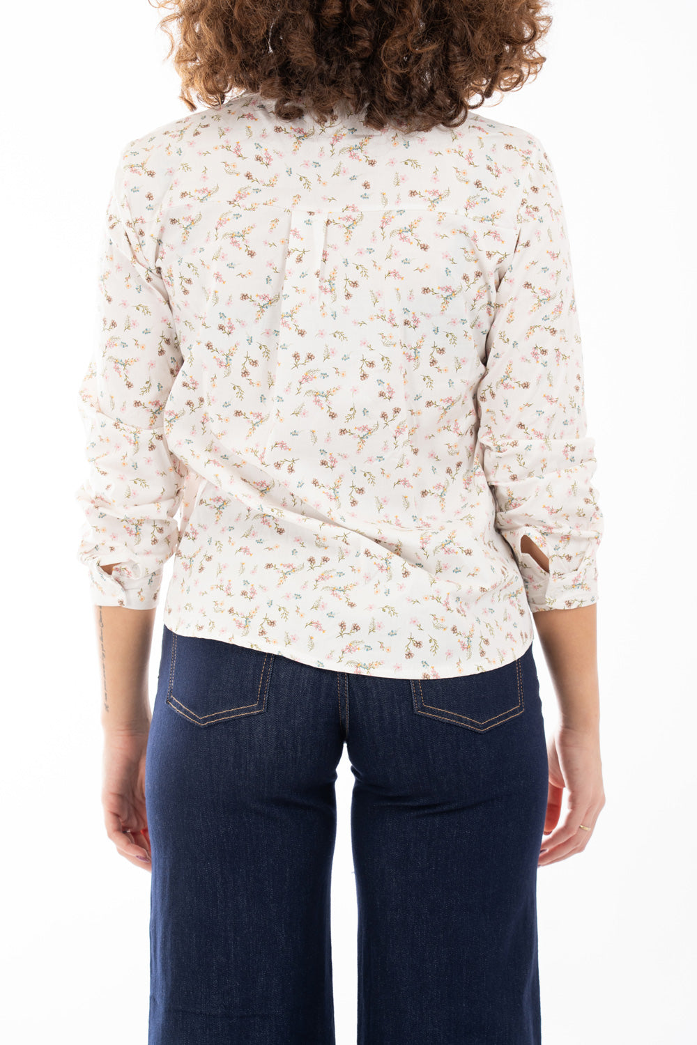 modella indossando Camicia in cotone con colletto classico e fantasia Wild Meadow colore