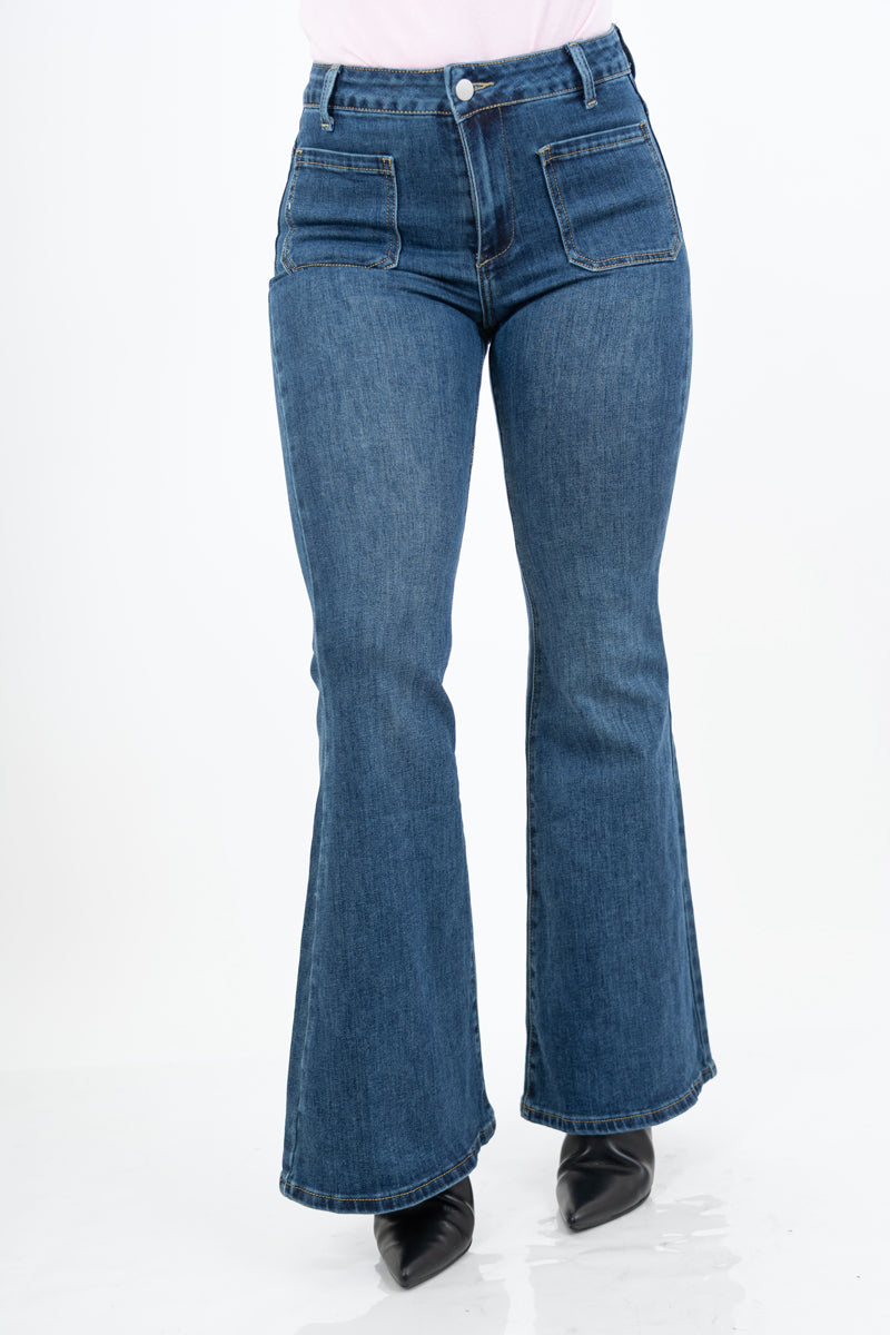 modella indossando Jeans svasato con tasche a toppa frontali in denim elasticizzato colore