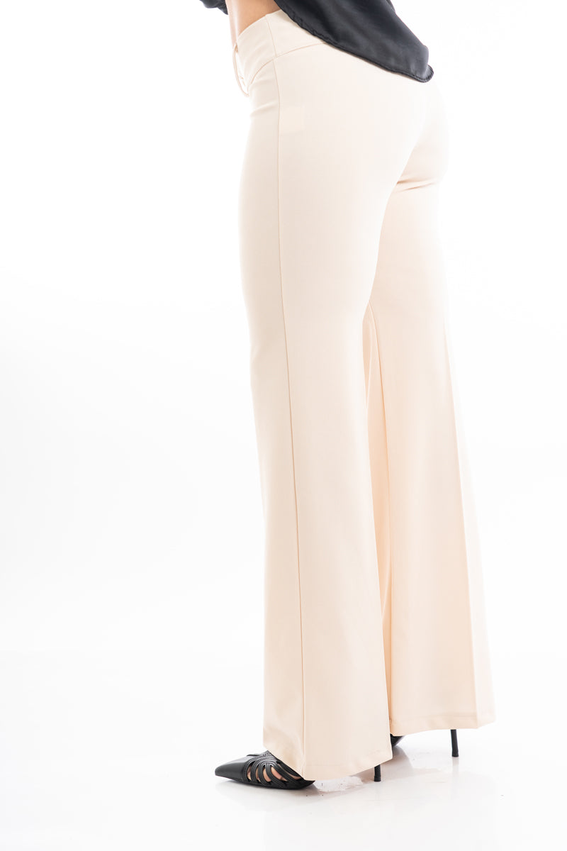 modella indossando Pantalone beige a zampa in crep elasticizzato con baschina e passanti colore