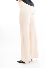 modella indossando Pantalone beige a zampa in crep elasticizzato con baschina e passanti colore