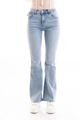 modella indossando Jeans flare a vita media in denim elasticizzato con tasche posteriori con pattina colore