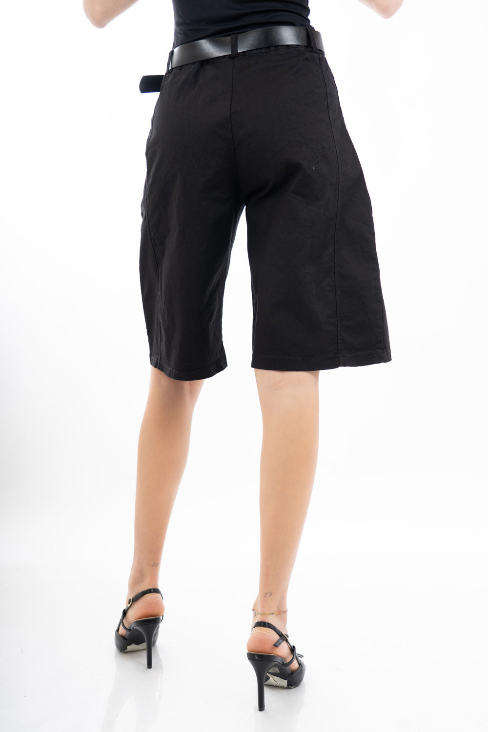 modella indossando Bermuda morbido con tasche applicate in cotone elasticizzato e cintura colore