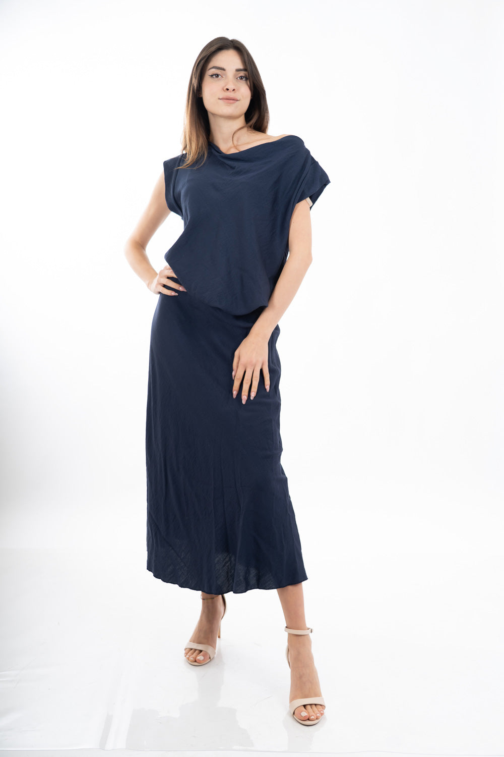 modella indossando Completo donna maglia con scollo morbido e gonna svasata in viscosa colore