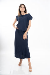 modella indossando Completo donna maglia con scollo morbido e gonna svasata in viscosa colore