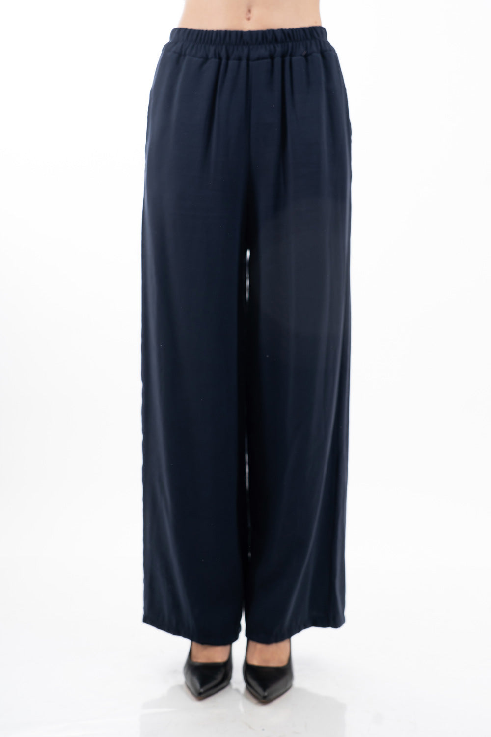 modella indossando Pantalone palazzo con elastico in vita in tela fluida misto viscosa colore