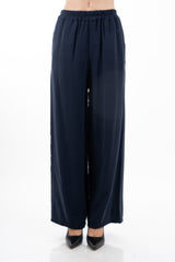 modella indossando Pantalone palazzo con elastico in vita in tela fluida misto viscosa colore
