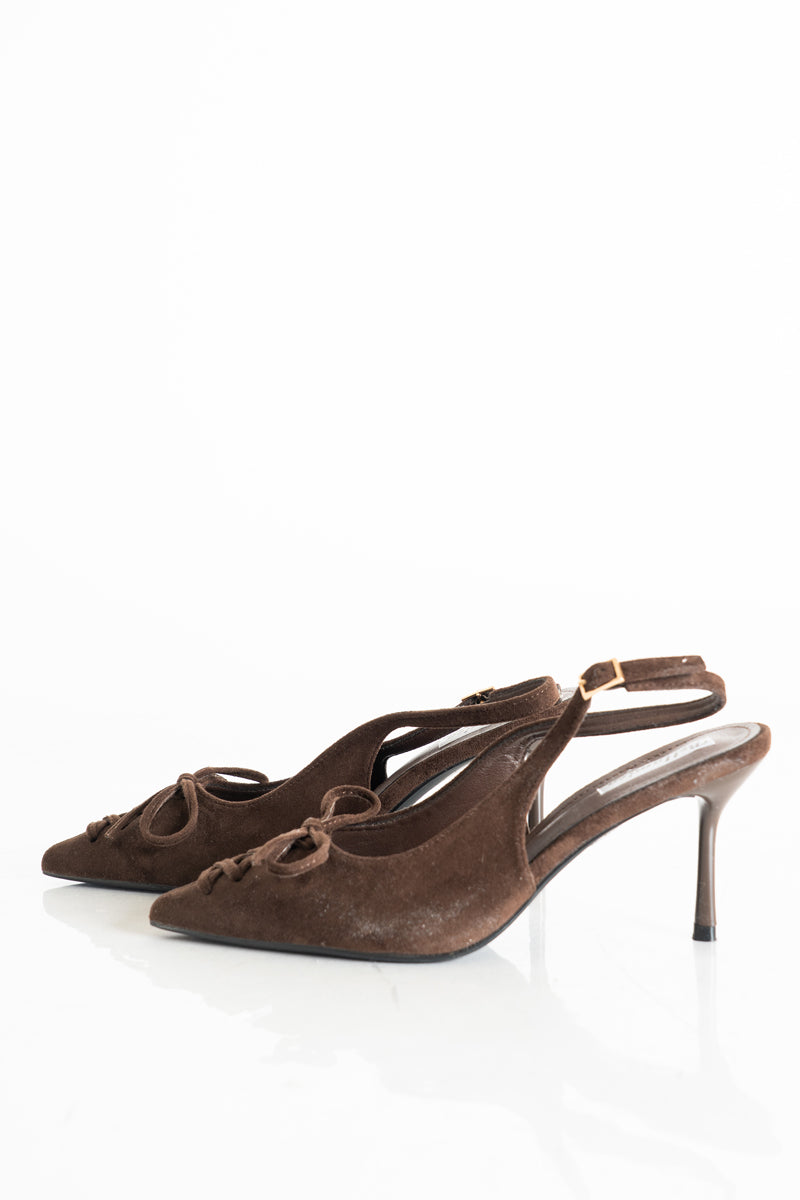 modella indossando Décolleté slingback marroni con lacci e tacco a spillo colore