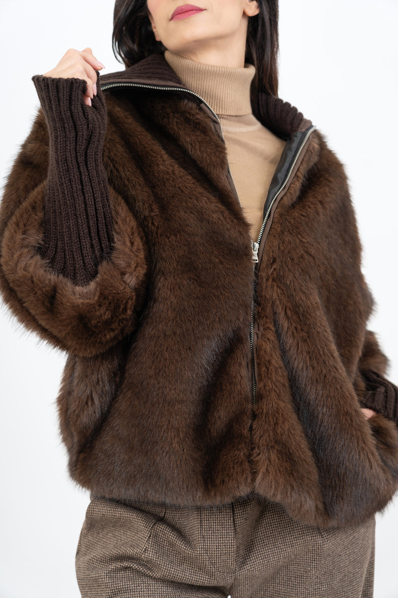 modella indossando Pelliccia ecologica con collo alto a coste e taglio over colore Marrone Unica