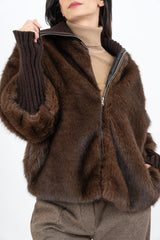 modella indossando Pelliccia ecologica con collo alto a coste e taglio over colore Marrone Unica