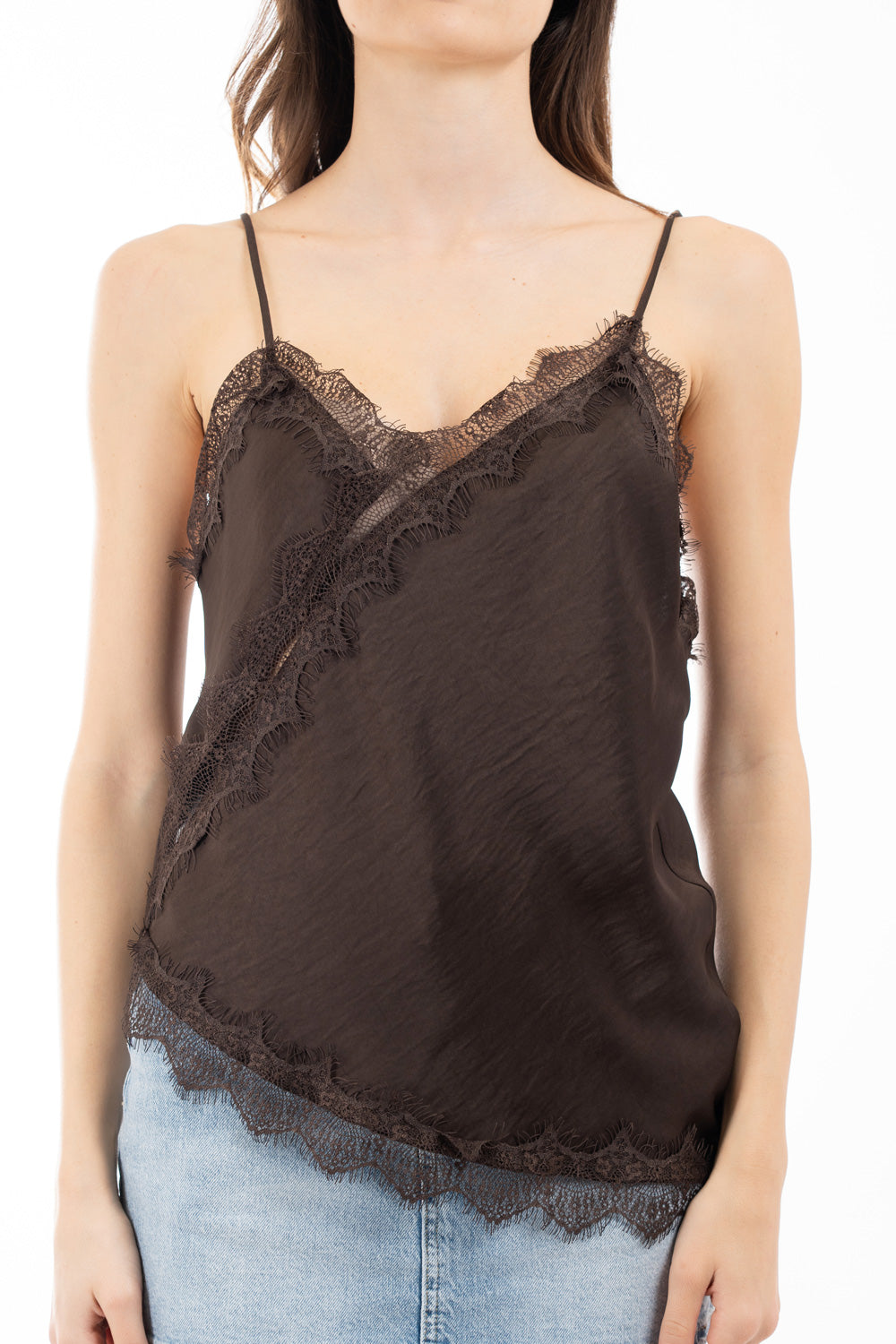 modella indossando Top in raso con pizzo applicato e spalline sottili colore Marrone Unica