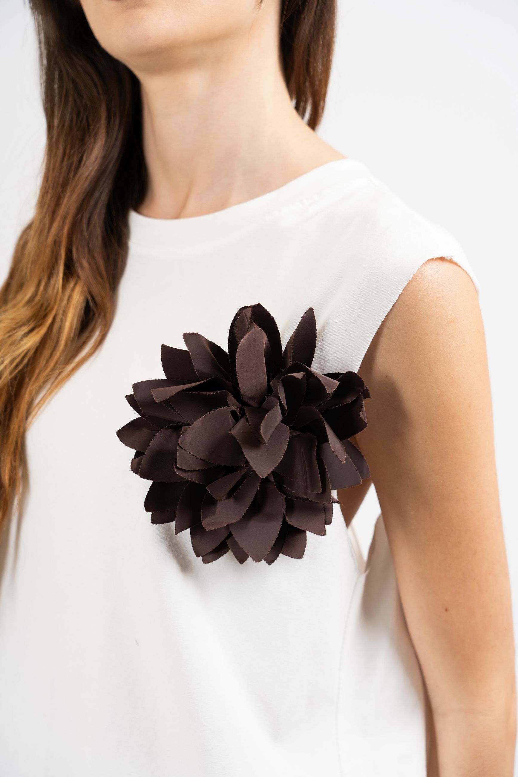 T-shirt smanicata con fiore applicato e schiena cut-out.
