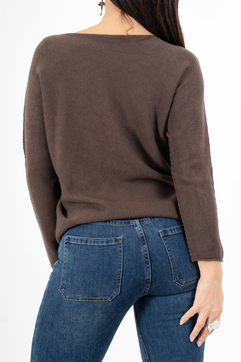 modella indossando Maglia over con scollo a V e orlo stondato in viscosa colore